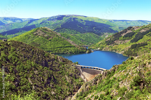 Fotografie Le barrage de Villefort dans les montagnes cévenoles.
