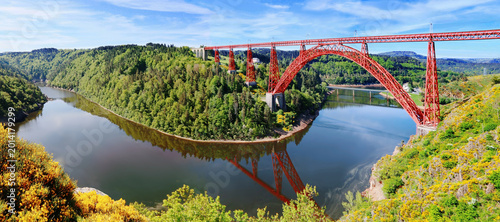 Bild auf Leinwand Vue panoramique du célèbre viaduc de Garabit sur la Truyère.
