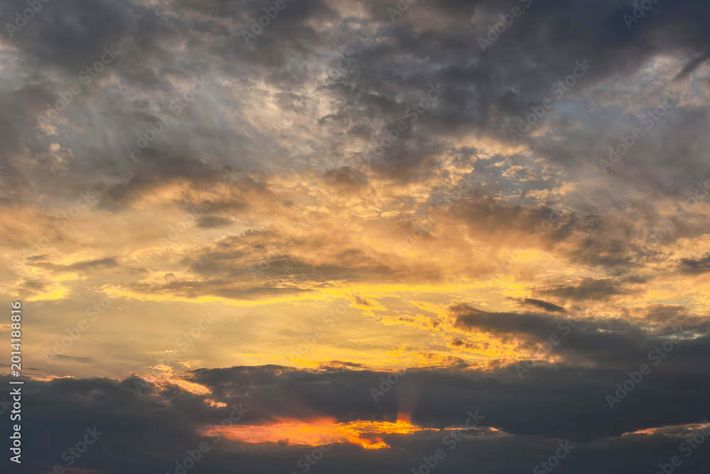 Obraz premium Dramatic Golden Clouds During Colorful Evening Sunset