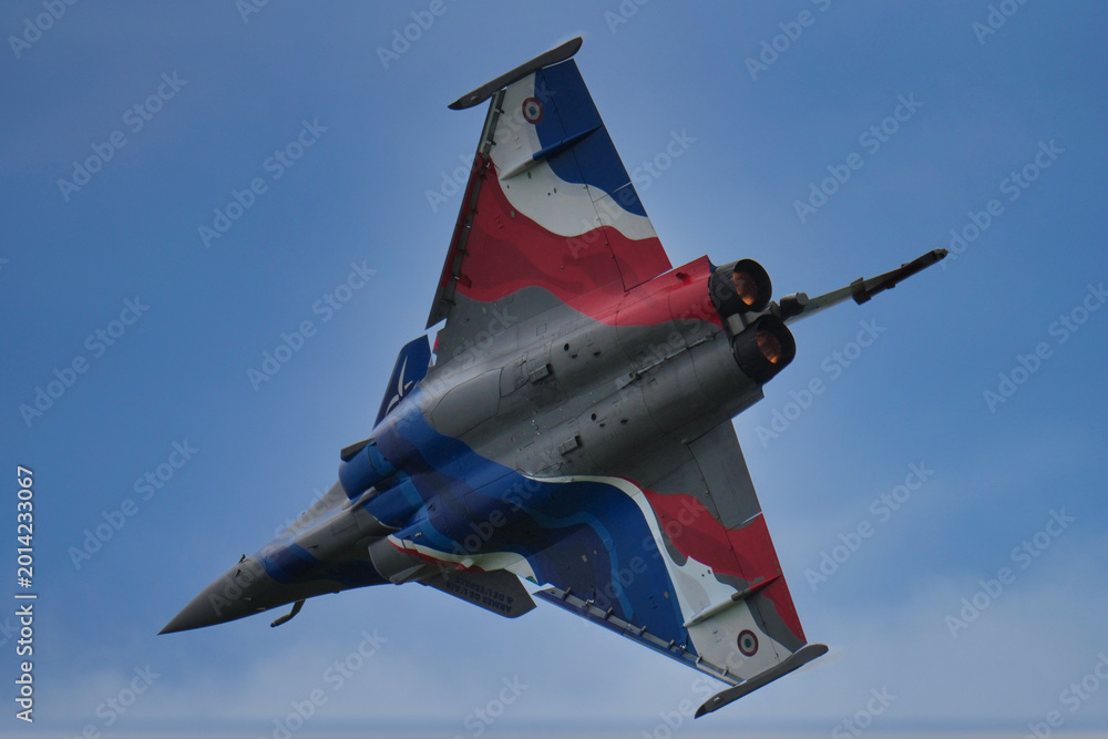 Fototapeta premium Rafale Solo DIsplay 2026 en descente gros plan