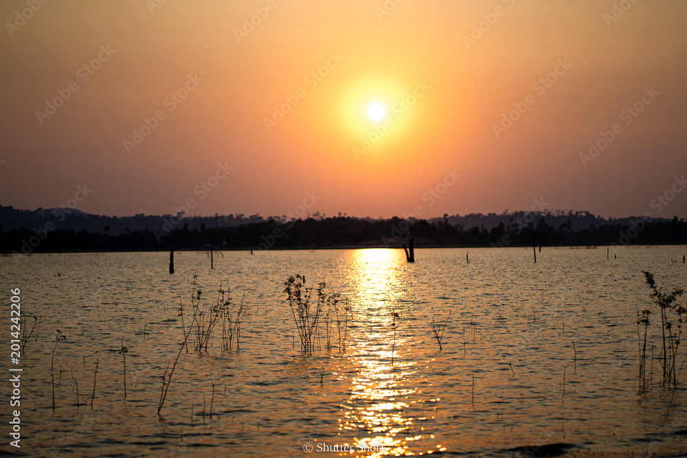 Obraz premium sunset on the river