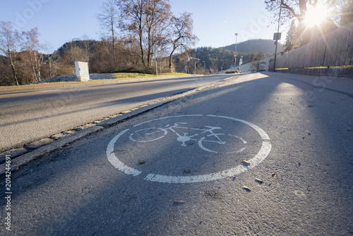 Tableau sur toile Fahrbahnmarkierung kennzeichnet Radweg