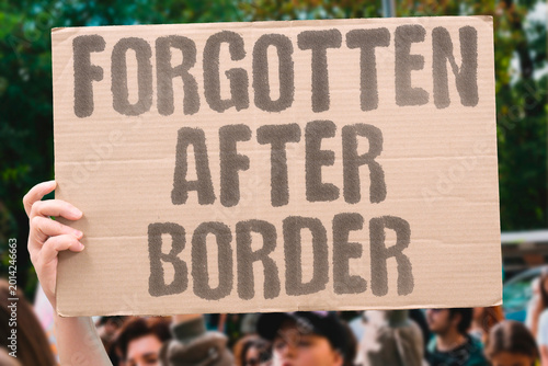 Foto "Forgotten After Border" Refugees crossing borders receive temporary help then systematic neglect