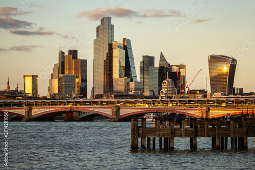 Fotografía City of London financial district skyline and River Thames at sunset