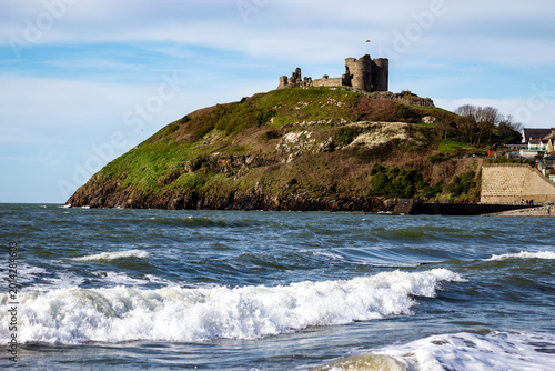 Foto Criccieth Castle on headland with waves in North Wales