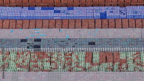 Lager mit Kisten für Getränke. Grosshandel, Distribution. AERIAL.