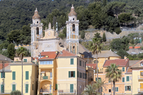 Foto case colorate e chisa di san matteo di laigueglia in italia
