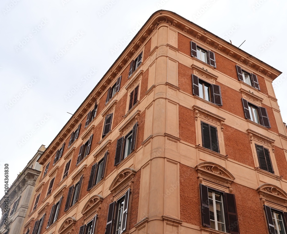 Obraz premium Elegant Historic Building with Warm Architectural Details