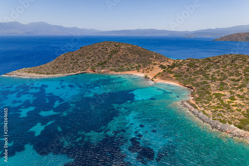 Foto High angle view of a rocky peninsula and turquoise sea on a sunny summer day