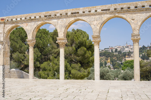 Foto Arch on the Temple Mount and the Russian church.