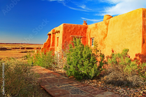 фотографія Side view of the Painted Desert Inn National Historic Landmark in the Petrified