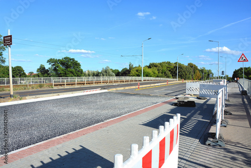 Straßenbaustelle an einer Brücke mit Himmel