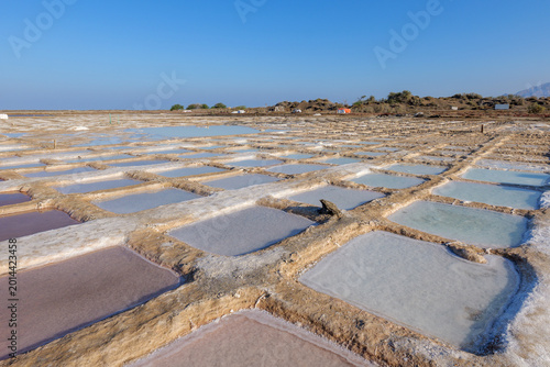 Obraz na plátně Traditional salt production fields at Quriyat Salt Pans in Oman featuring shallo