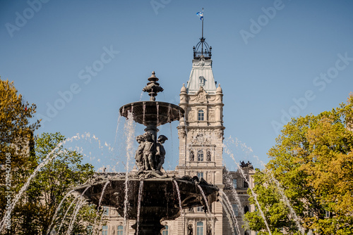 Fotografie Tourny Fountain and Parliament Building in Quebec City Canada on Sunny Day