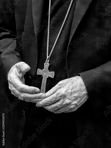 Foto Hands With The Pectoral Cross In Black And White