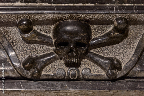 Foto Totenkopf-Relief (Memento Mori) auf einer Grabplatte, Kathedrale Lausanne