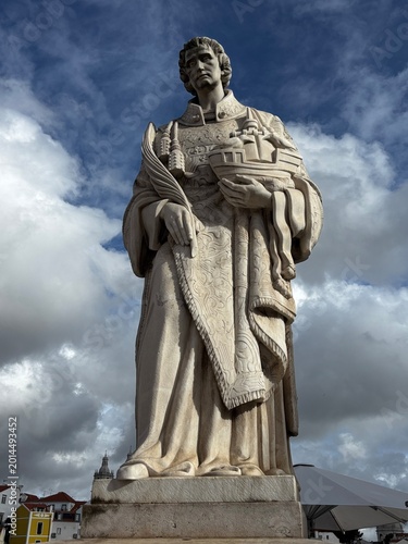 Quadro su tela Statue des heiligen Vinzenz von Saragossa vor wolkigem Himmel in Lissabon, Portu