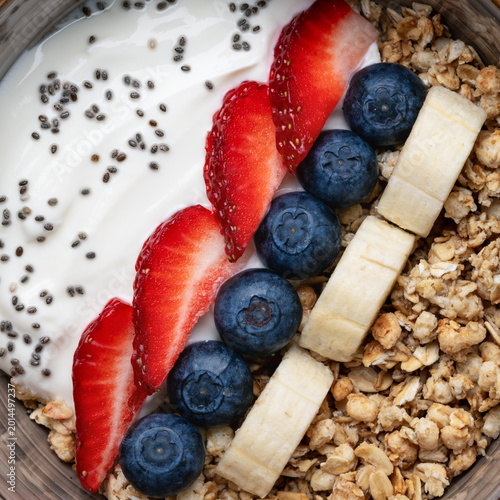Foto Healthy breakfast bowl close up with creamy yogurt granola and berries