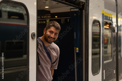 Foto Voyageur descendant d’un train en gare avec sac à dos et bagages