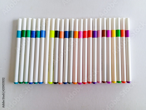 Fotografie Wide arrangement of colorful marker pens on white surface