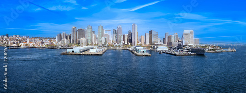 Fotografie A wide panoramic view of the San Diego city skyline and waterfront harbor with modern skyscrapers and ships in San Diego, California, United States