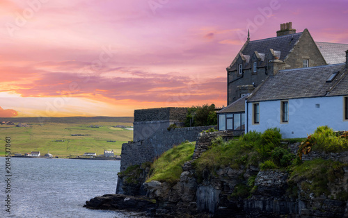 Tableau sur toile Historic stone buildings perched on dramatic rocky cliffs overlooking the sea at