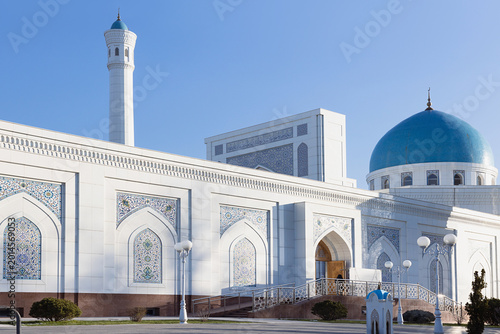Fotografie Minor mosque in Tashkent with turquoise dome and white marble facade under clear blue sky