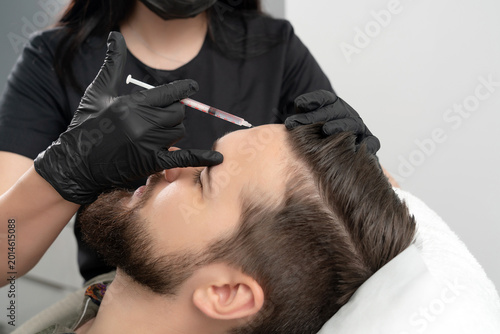 Foto Beauty injections into young male face