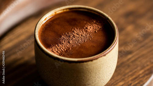 Kleiner Mocca mit reicher Crema in sandfarbener Keramik