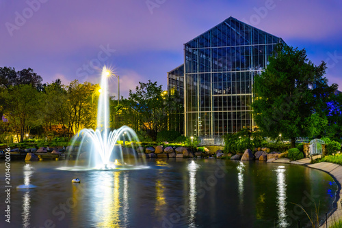 Foto Sinnissippi Gardens Fountains Illuminated at Night in Rockford Illinois