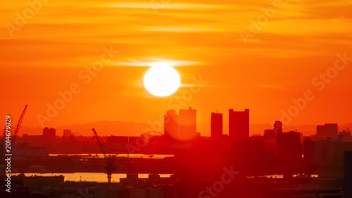 ポートアイランド方面に昇る日の出の風景（タイムラプス・ズームアウト）　神戸市長田区から中央区方面を望む