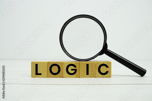 Foto LOGIC alphabet letters with magnifying glass on wooden background