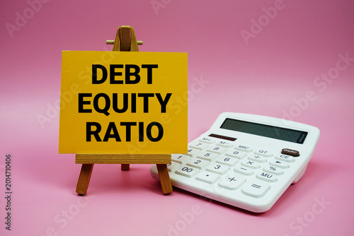 Foto Debt Equity Ratio text with calculator on pink background