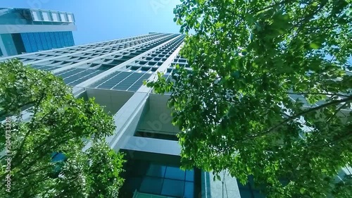 高層ビル　緑の木