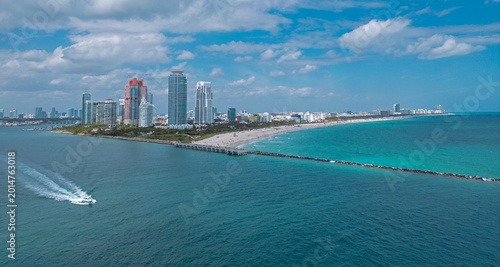 Tableau sur toile Miami seaside with turquoise ocean and sky