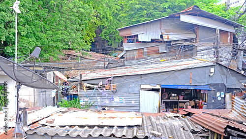 Foto Overhead view of a dense urban neighborhood with corrugated metal roofs and tang