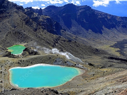 Foto looking  down at the emerald lakes and steaming vents from red crater  on the to