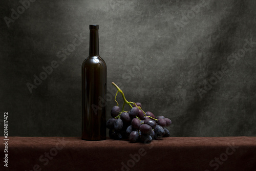 Canvas Print Still life with a bunch of grapes and a bottle