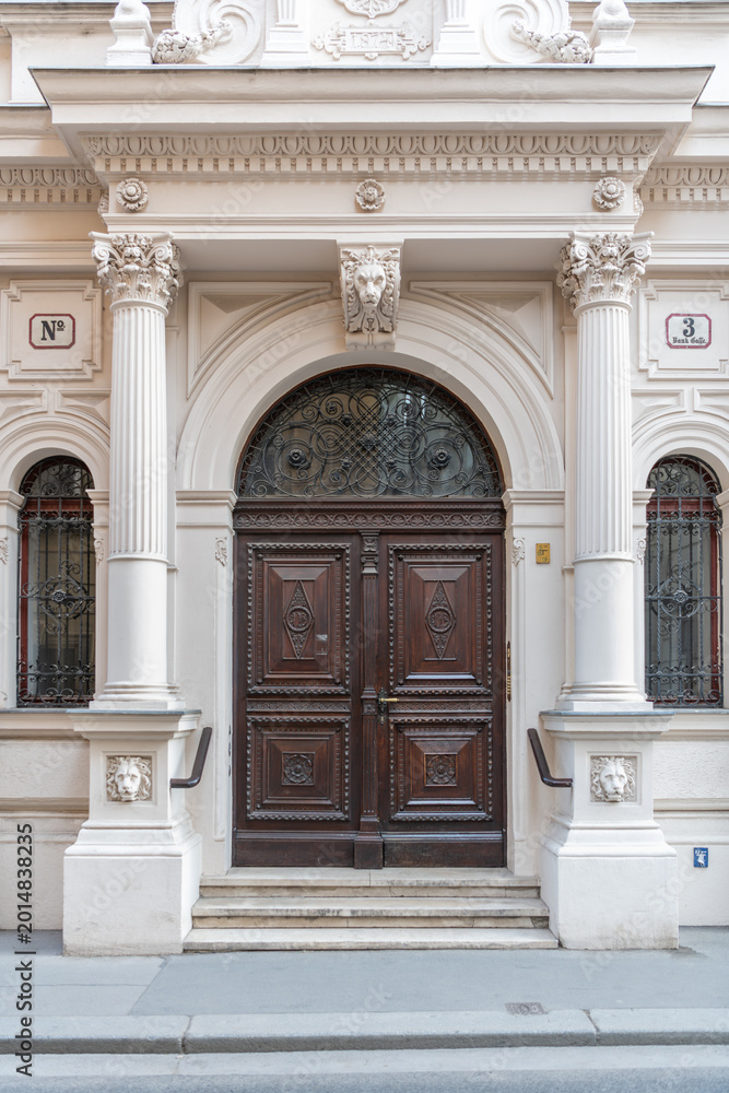 Obraz premium Vienna, Austria. Symmetrical historic building entrance with wooden doors and columns