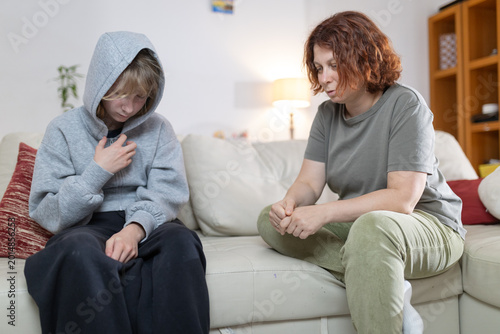 Foto Mother comforting upset teenager dealing with difficult issue