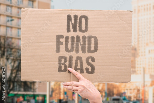 Fotografía "No Fund Bias" Without public funding, news outlets inevitably skew toward commercial interests