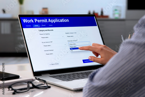 Fotografía Young Woman Completes Online Work Permit Application Form