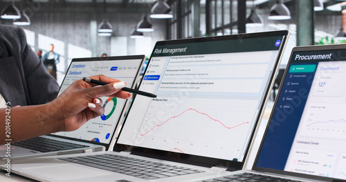 Foto Enterprise Risk Managers Collaborate On Strategic Data Analysis