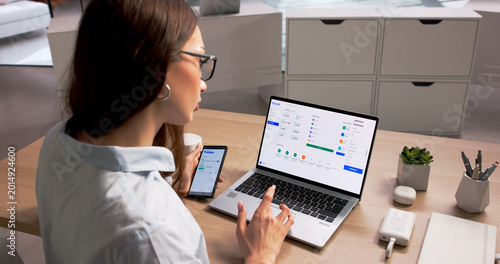 Foto Young Human Resource Manager Uses Smartphone