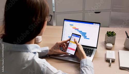 Obraz na płótnie Agile Project Manager Updates Smartphone Tasks