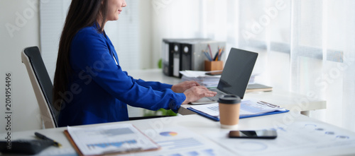 Canvas-taulu Businesswoman working on laptop, analyzing data and managing finances, optimizin