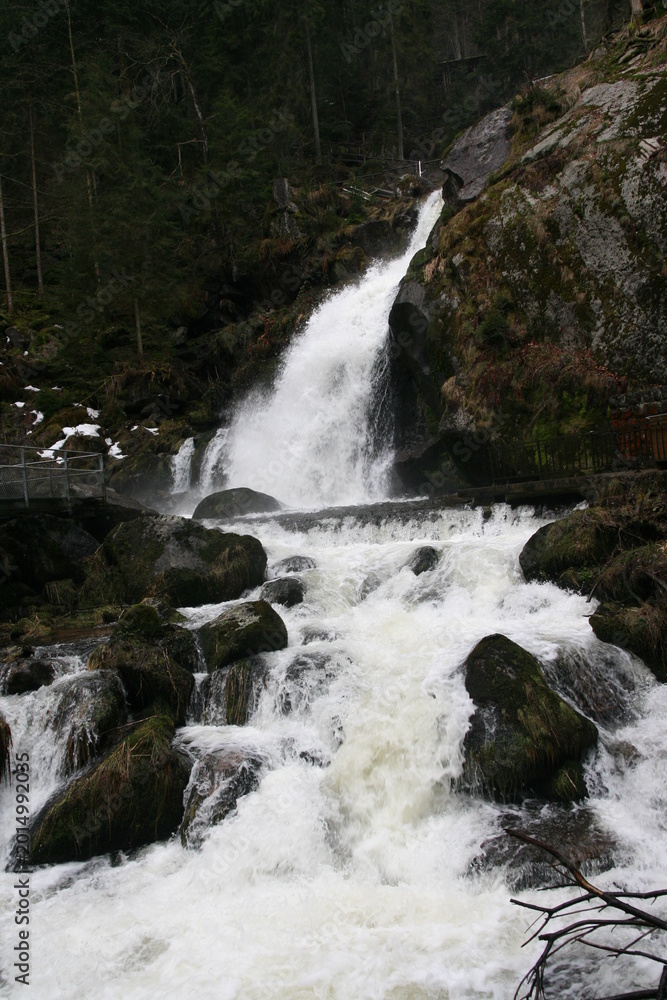 Obraz premium Kleiner Wasserfall