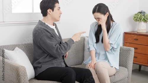 ソファーでくつろぐ若い男女　ライフスタイルイメージ	
