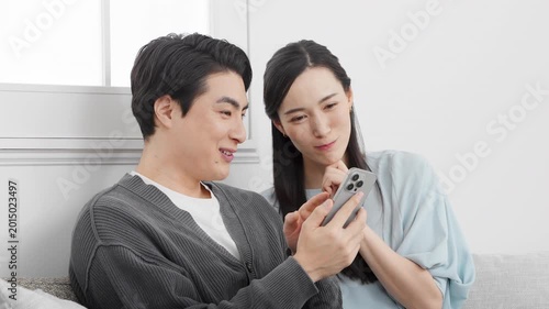 スマートフォンで検索をする若い男女　ライフスタイルイメージ	
