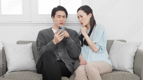 スマートフォンで検索をする若い男女　ライフスタイルイメージ	
